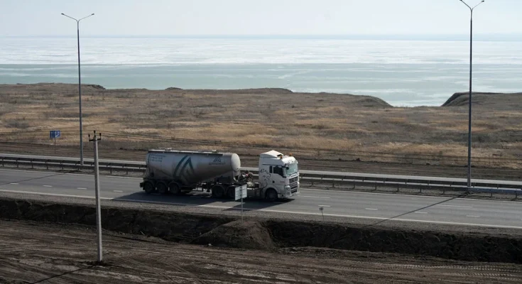 Окупанти випробовують систему сповіщення про дрони на трасі до Криму через радіоефір